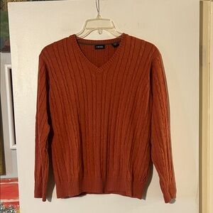 Izod cableknit v-neck sweater. 100% cotton